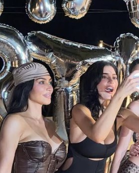 קנדל ג'נר חוגגת 30 במסיבת חוף משוגעת